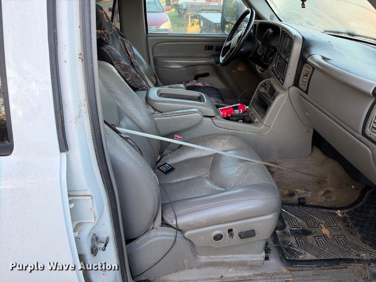 image for item EX1492 2004 Chevrolet Silverado 2500HD Crew Cab pickup truck