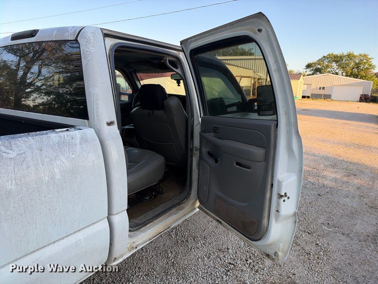 image for item EX1492 2004 Chevrolet Silverado 2500HD Crew Cab pickup truck