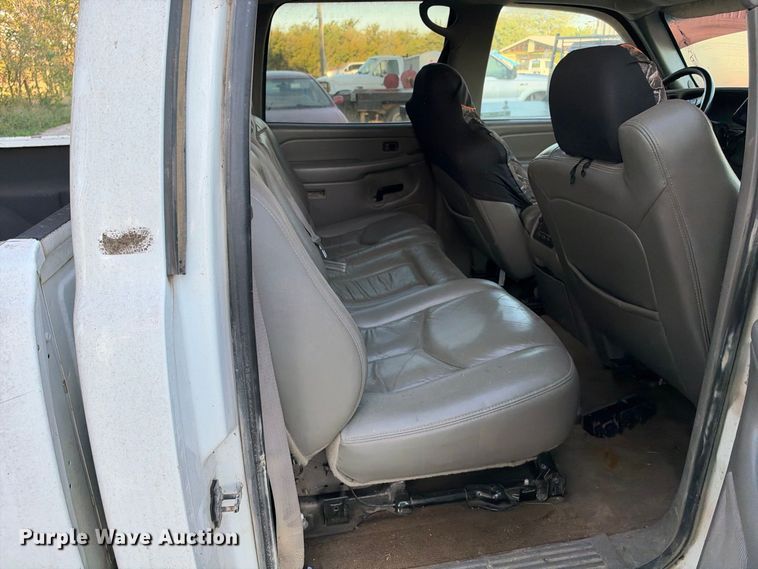 image for item EX1492 2004 Chevrolet Silverado 2500HD Crew Cab pickup truck