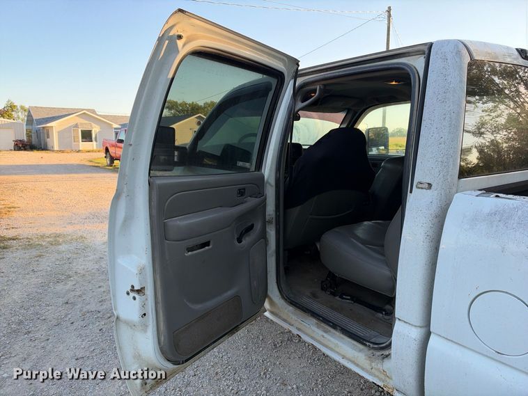 image for item EX1492 2004 Chevrolet Silverado 2500HD Crew Cab pickup truck