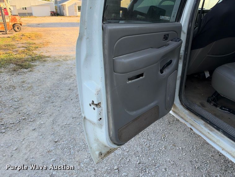 image for item EX1492 2004 Chevrolet Silverado 2500HD Crew Cab pickup truck