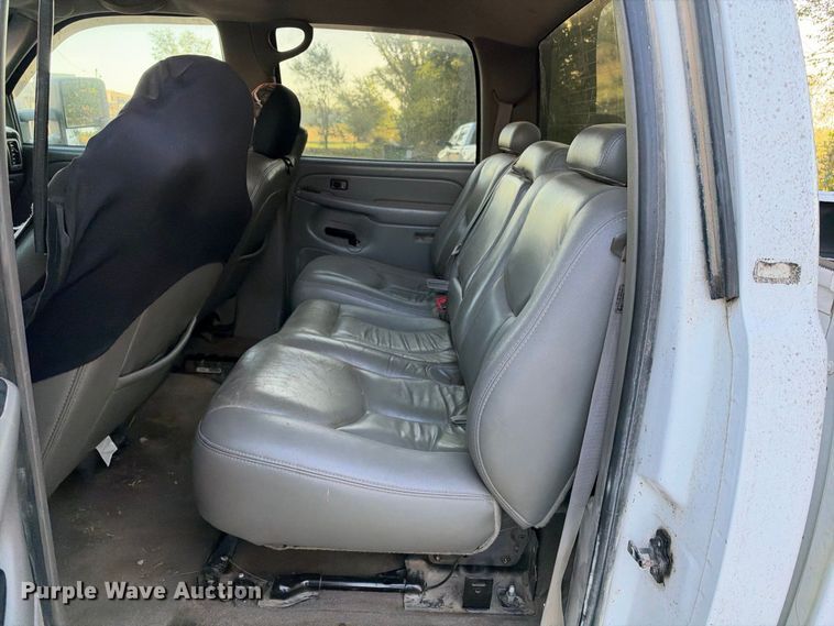 image for item EX1492 2004 Chevrolet Silverado 2500HD Crew Cab pickup truck
