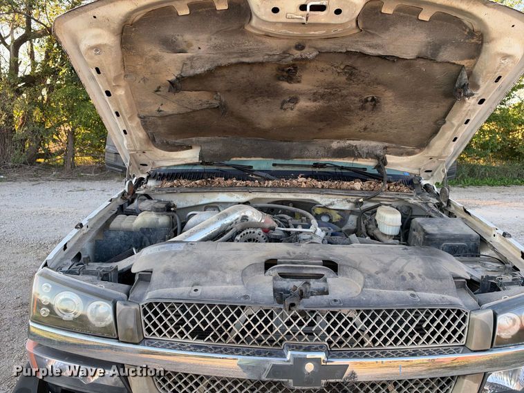 image for item EX1492 2004 Chevrolet Silverado 2500HD Crew Cab pickup truck