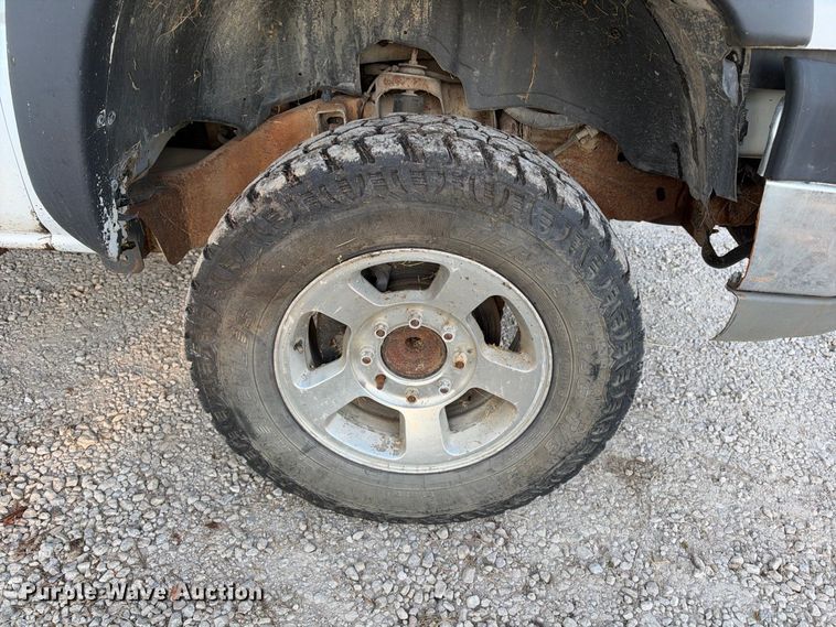 image for item EX1492 2004 Chevrolet Silverado 2500HD Crew Cab pickup truck