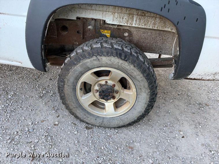 image for item EX1492 2004 Chevrolet Silverado 2500HD Crew Cab pickup truck