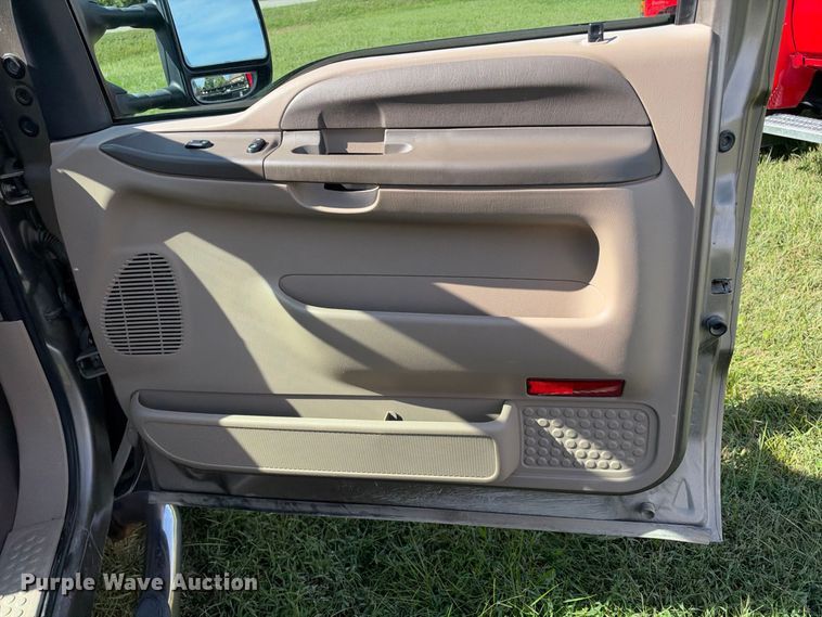 image for item EX2277 2003 Ford F250 Super Duty XLT Crew Cab flatbed pickup truck