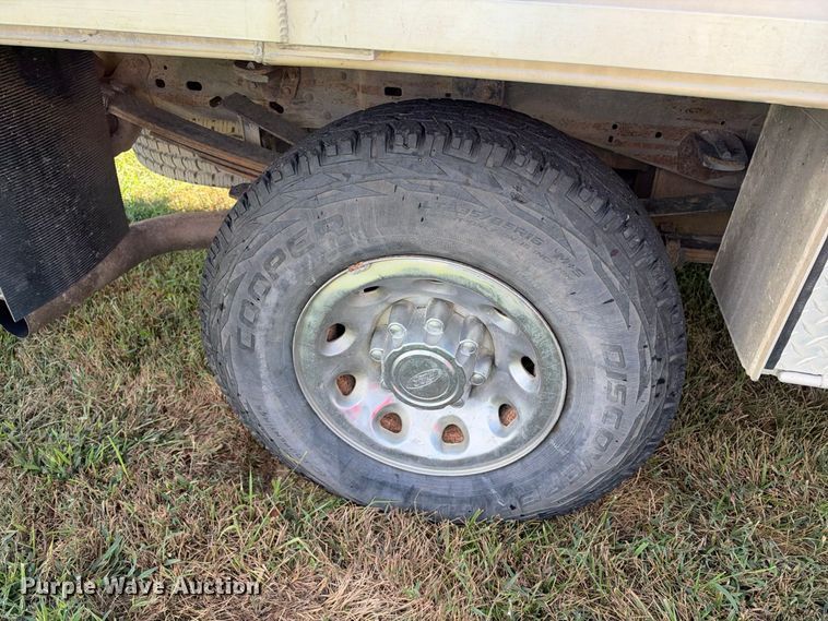 image for item EX2277 2003 Ford F250 Super Duty XLT Crew Cab flatbed pickup truck