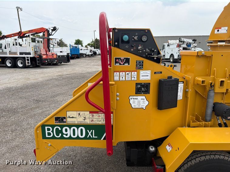 image for item FB5024 2022 Vermeer BC900XL wood chipper