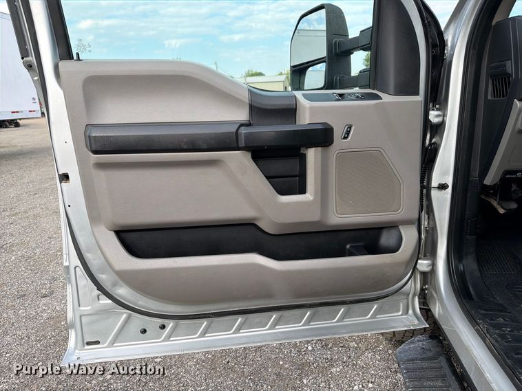 image for item FB5098 2019 Ford F-350 super duty flatbed pickup truck