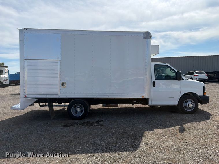 image for item FB5193 2016 Chevrolet Express 4500 box truck