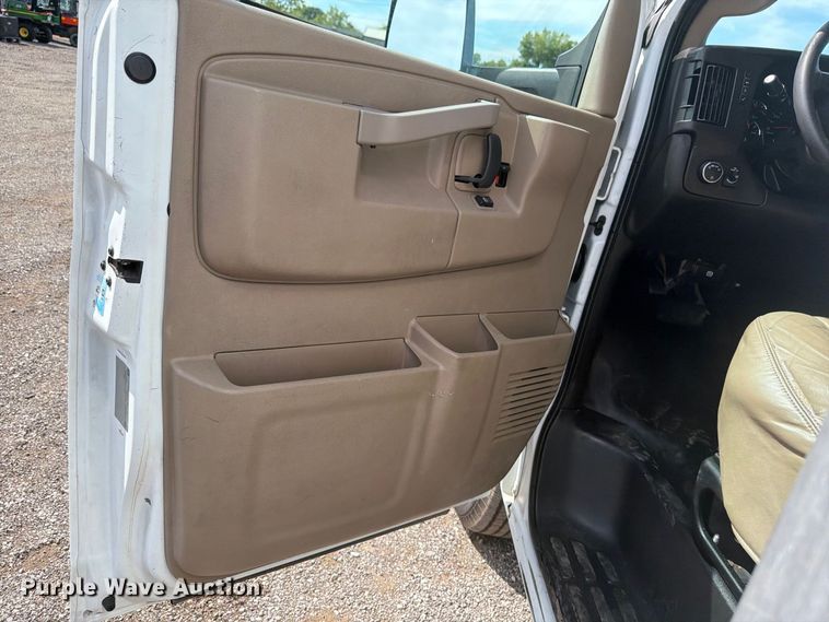 image for item FB5193 2016 Chevrolet Express 4500 box truck