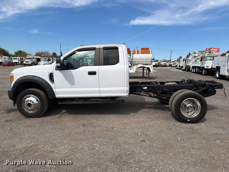 image for item FB5194 2017 Ford F550 Super Duty Ext. Cab truck cab and chassis