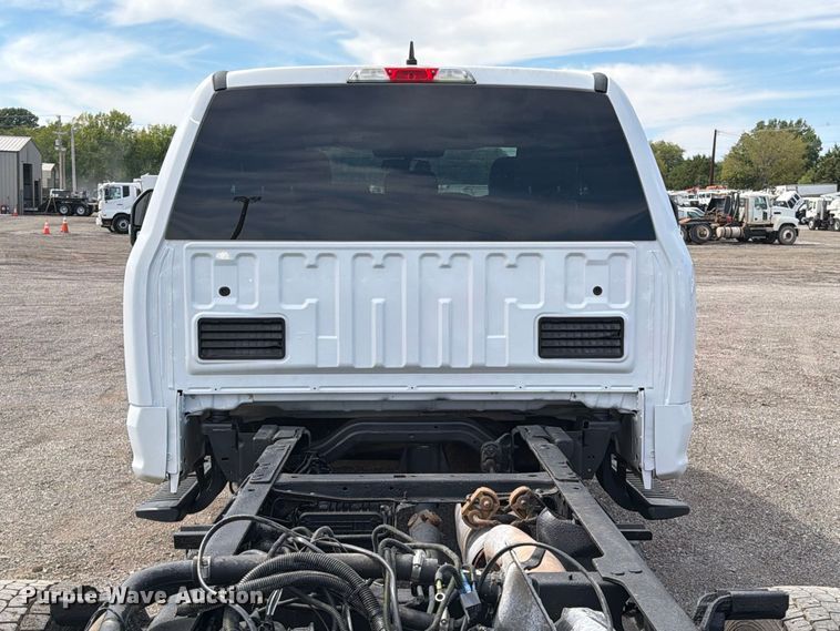 image for item FB5194 2017 Ford F550 Super Duty Ext. Cab truck cab and chassis