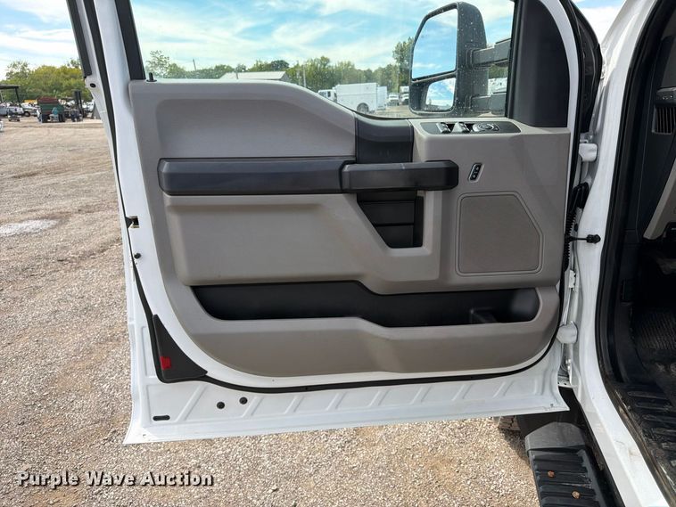 image for item FB5194 2017 Ford F550 Super Duty Ext. Cab truck cab and chassis