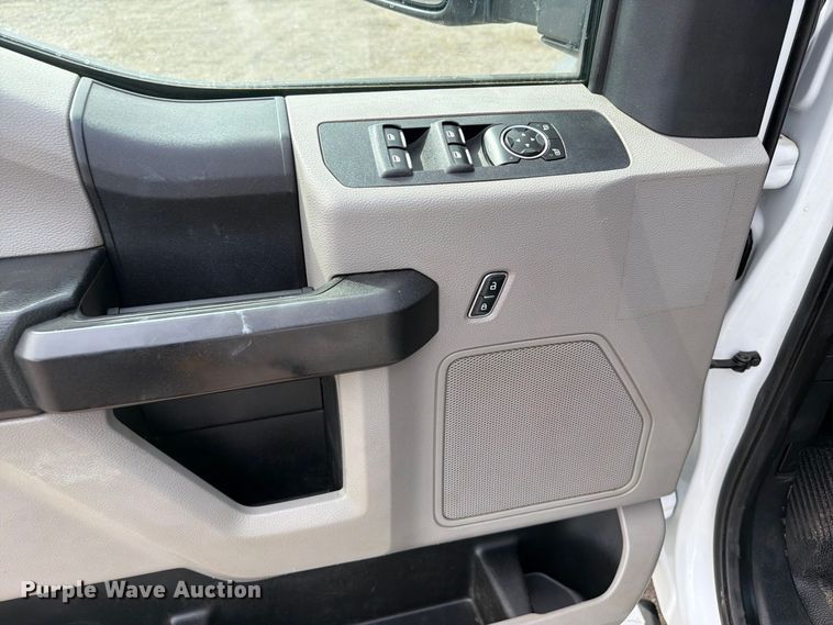 image for item FB5194 2017 Ford F550 Super Duty Ext. Cab truck cab and chassis