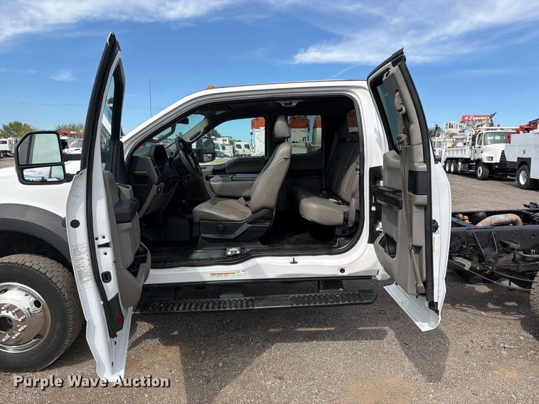 image for item FB5194 2017 Ford F550 Super Duty Ext. Cab truck cab and chassis
