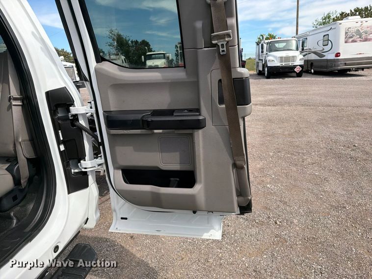 image for item FB5194 2017 Ford F550 Super Duty Ext. Cab truck cab and chassis