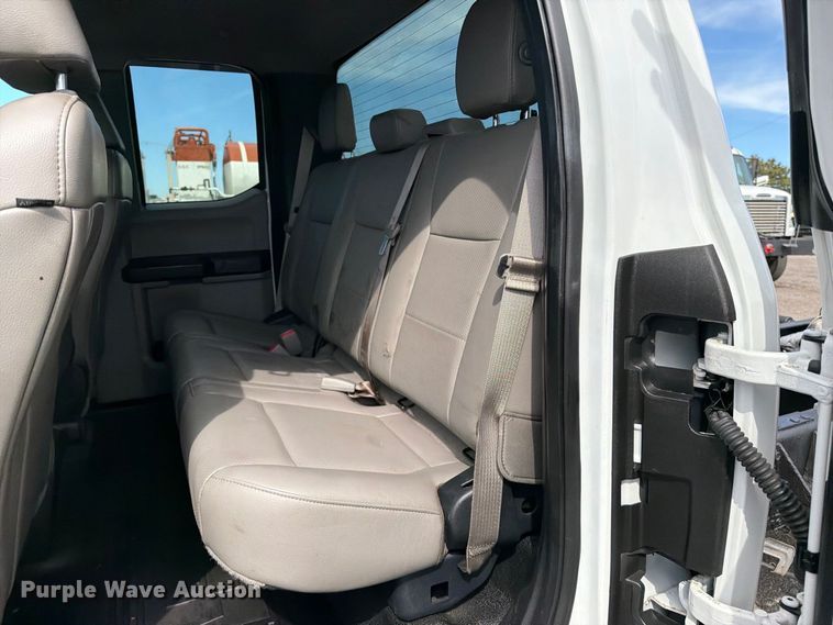 image for item FB5194 2017 Ford F550 Super Duty Ext. Cab truck cab and chassis
