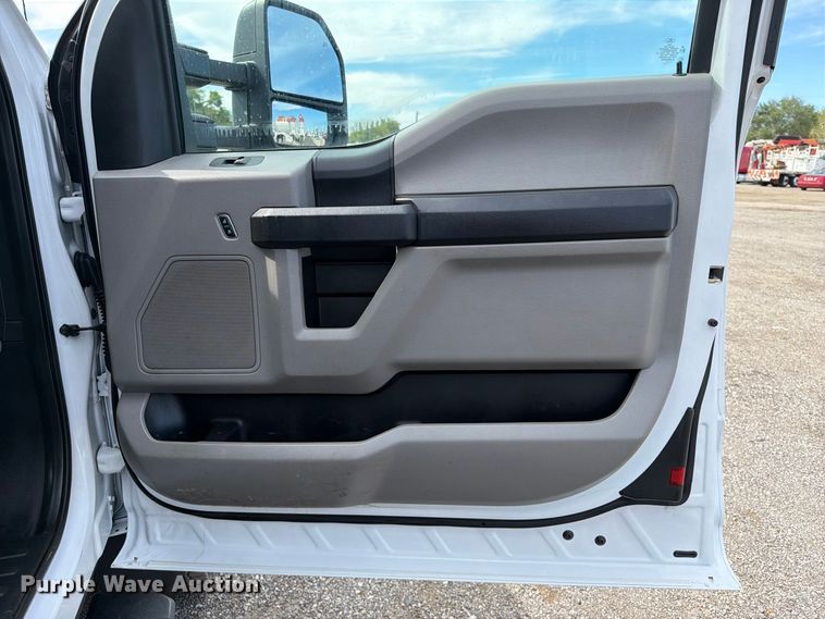 image for item FB5194 2017 Ford F550 Super Duty Ext. Cab truck cab and chassis