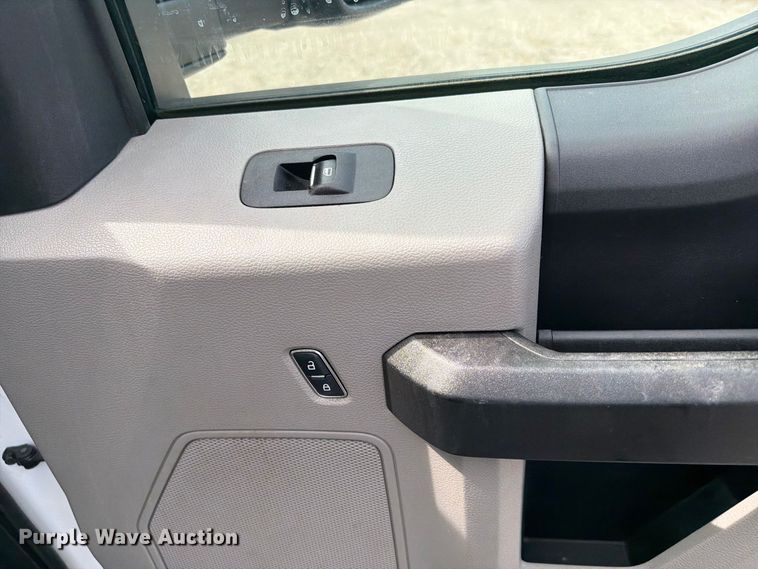 image for item FB5194 2017 Ford F550 Super Duty Ext. Cab truck cab and chassis