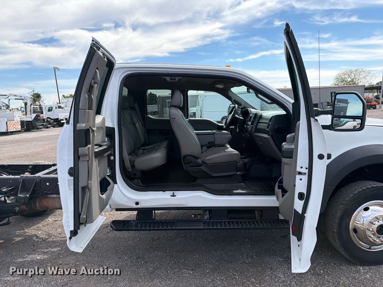 image for item FB5194 2017 Ford F550 Super Duty Ext. Cab truck cab and chassis