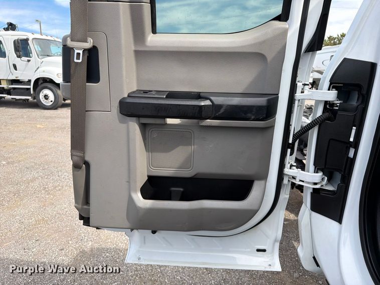 image for item FB5194 2017 Ford F550 Super Duty Ext. Cab truck cab and chassis
