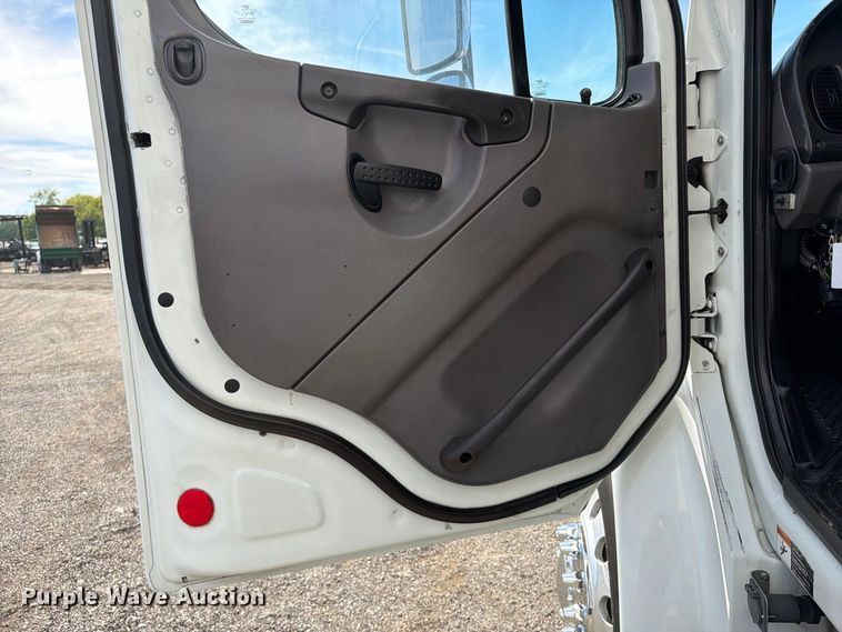 image for item FB5195 2013 Freightliner Business Class M2 paper shredder truck