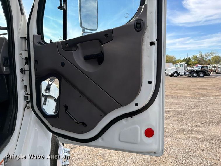 image for item FB5195 2013 Freightliner Business Class M2 paper shredder truck