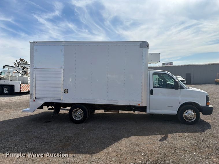 image for item FB5205 2016 Chevrolet Express 4500 box truck