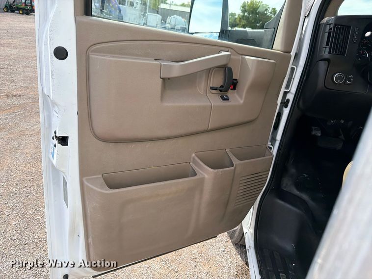 image for item FB5205 2016 Chevrolet Express 4500 box truck