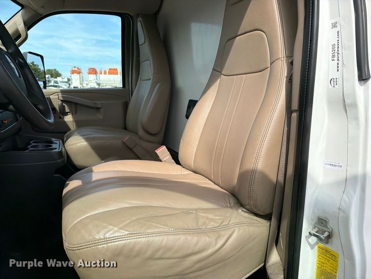 image for item FB5205 2016 Chevrolet Express 4500 box truck