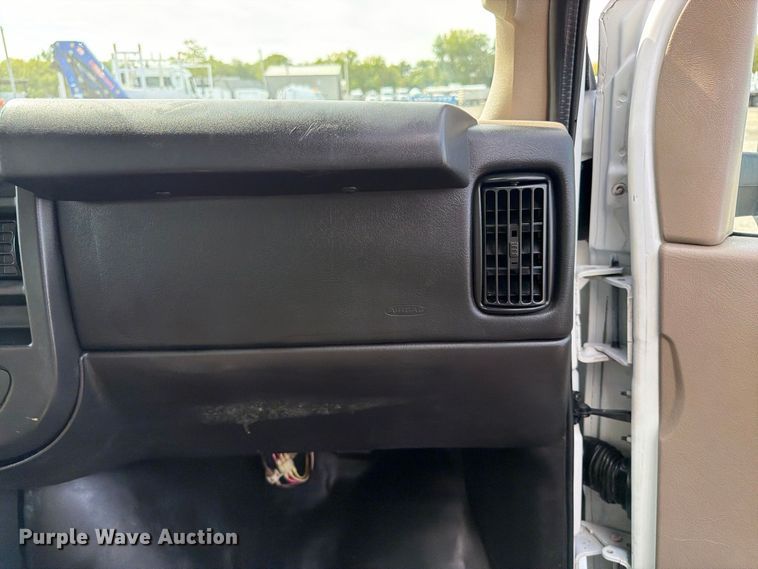 image for item FB5205 2016 Chevrolet Express 4500 box truck