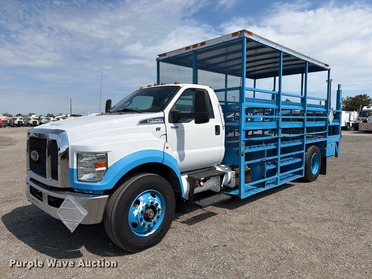 2017 Ford F-750 Super Duty flatbed truck