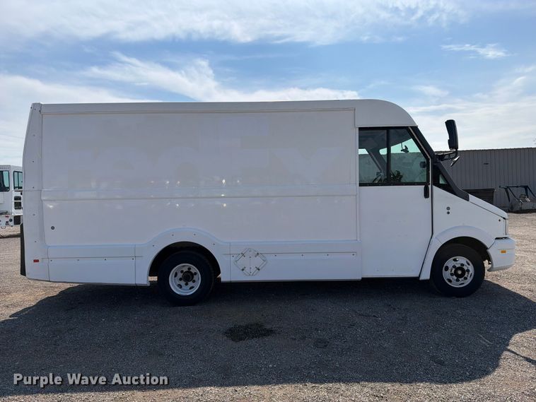 image for item FB5216 2013 Isuzu NPR HD delivery van