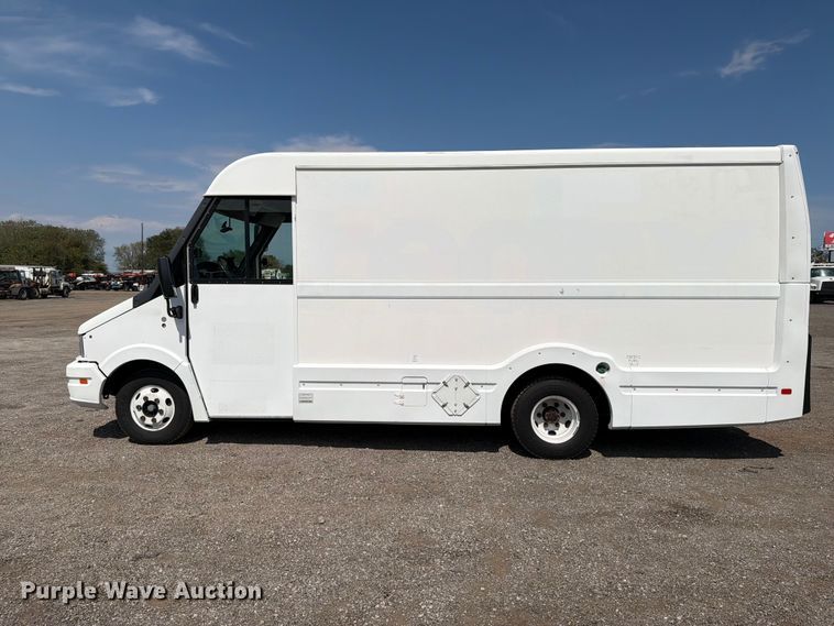 image for item FB5216 2013 Isuzu NPR HD delivery van