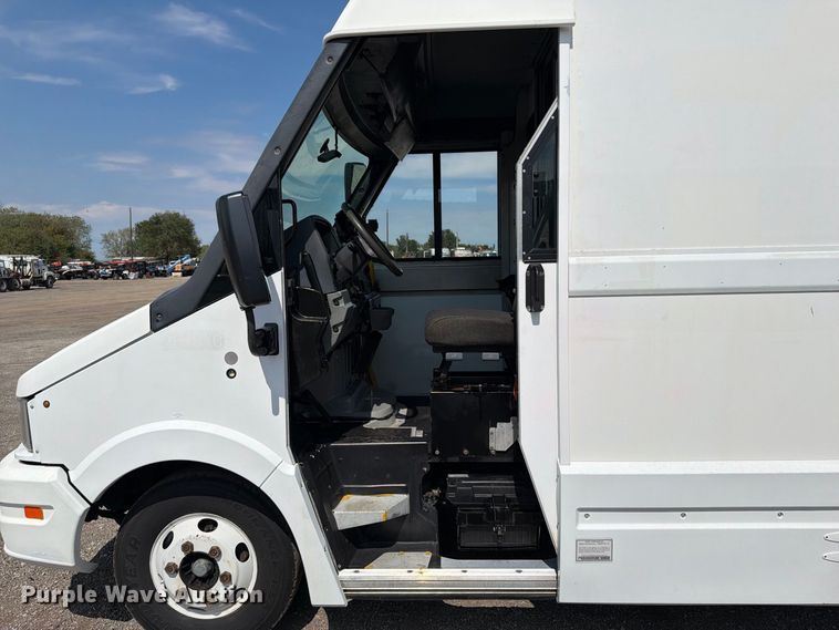 image for item FB5216 2013 Isuzu NPR HD delivery van