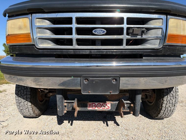 image for item FB5952 1995 Ford F350 Crew Cab flatbed pickup truck