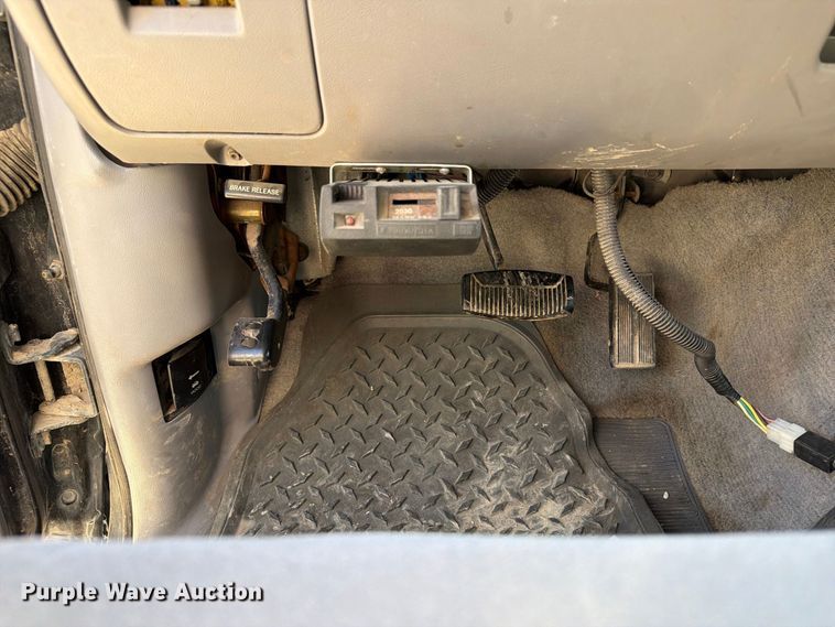 image for item FB5952 1995 Ford F350 Crew Cab flatbed pickup truck