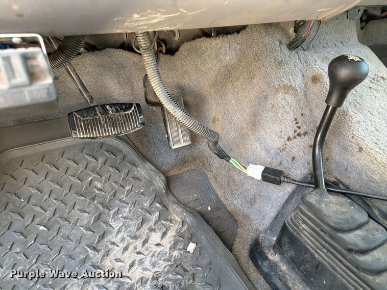 image for item FB5952 1995 Ford F350 Crew Cab flatbed pickup truck