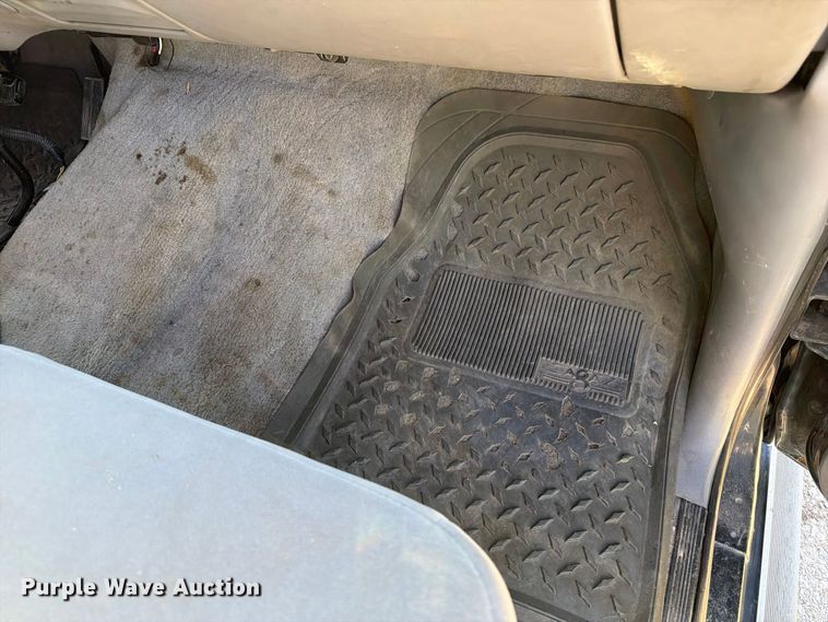 image for item FB5952 1995 Ford F350 Crew Cab flatbed pickup truck