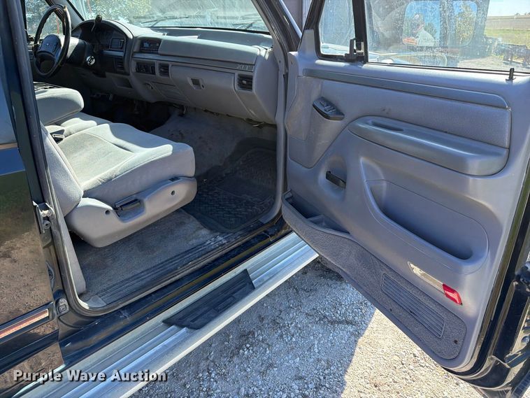 image for item FB5952 1995 Ford F350 Crew Cab flatbed pickup truck