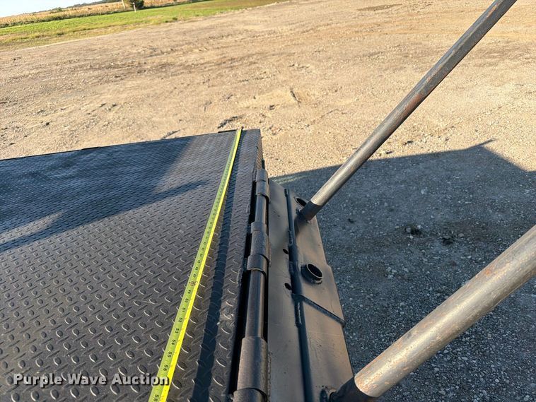 image for item FB5959 2003 Dodge Ram 3500 Crew Cab bale bed pickup truck