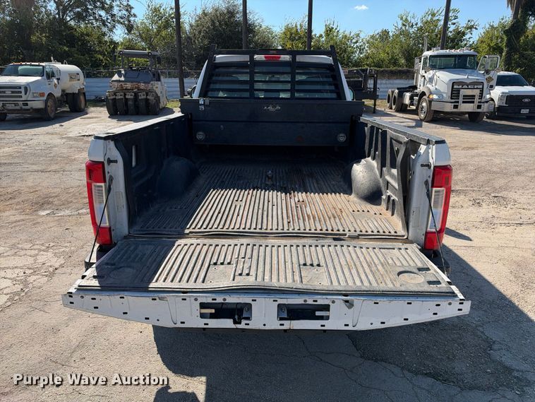 image for item FB8372 2019 Ford F250 Super Duty Crew Cab pickup truck