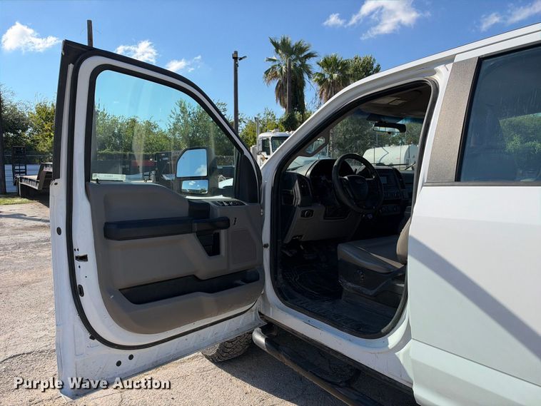 image for item FB8372 2019 Ford F250 Super Duty Crew Cab pickup truck