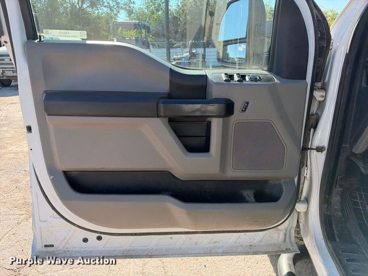 image for item FB8372 2019 Ford F250 Super Duty Crew Cab pickup truck