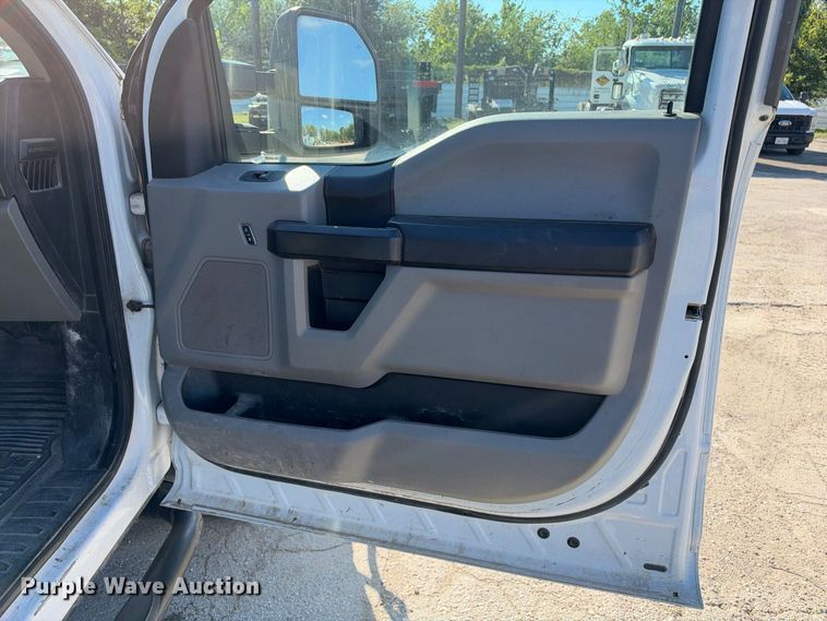 image for item FB8372 2019 Ford F250 Super Duty Crew Cab pickup truck