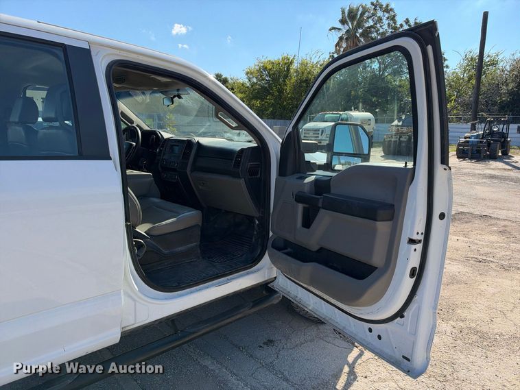 image for item FB8372 2019 Ford F250 Super Duty Crew Cab pickup truck