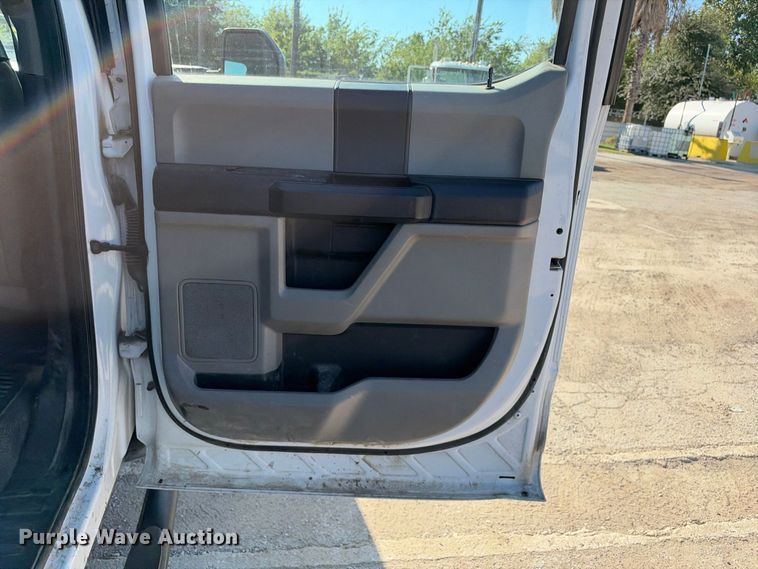 image for item FB8372 2019 Ford F250 Super Duty Crew Cab pickup truck