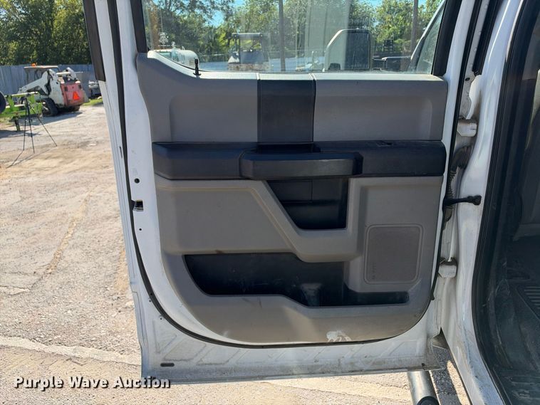 image for item FB8372 2019 Ford F250 Super Duty Crew Cab pickup truck