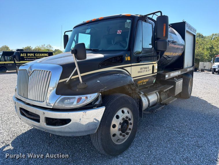 image for item FC3421 2005 International 4300 sewer jetter truck